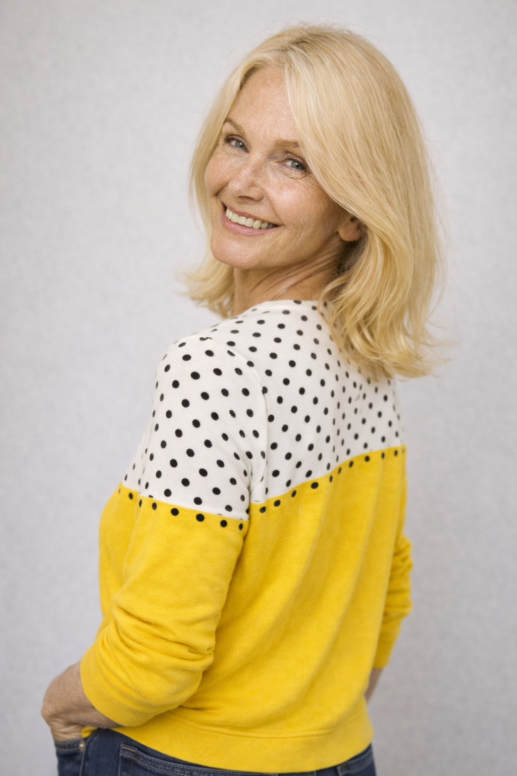 Women’s Vintage-Inspired Polyester Cardigan Sweater — Timeless, Cozy Knitwear for Everyday Elegance